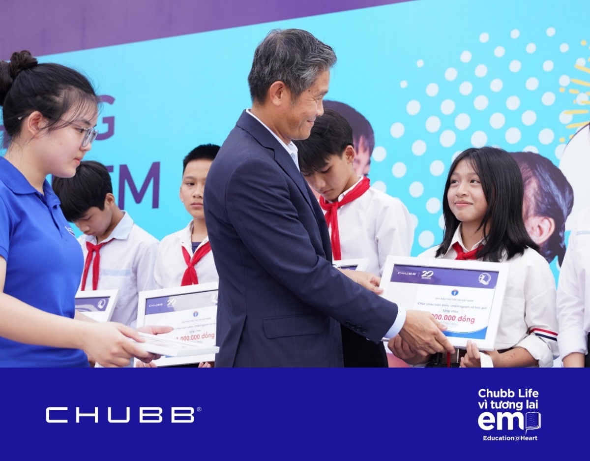 2.000 học bổng và quà tặng của Chubb Life Việt Nam được trao cho học sinh có hoàn cảnh khó khăn trên 7 tỉnh, thành 2.000 học bổng và quà tặng của Chubb Life Việt Nam được trao cho học sinh có hoàn cảnh khó khăn trên 7 tỉnh, thành