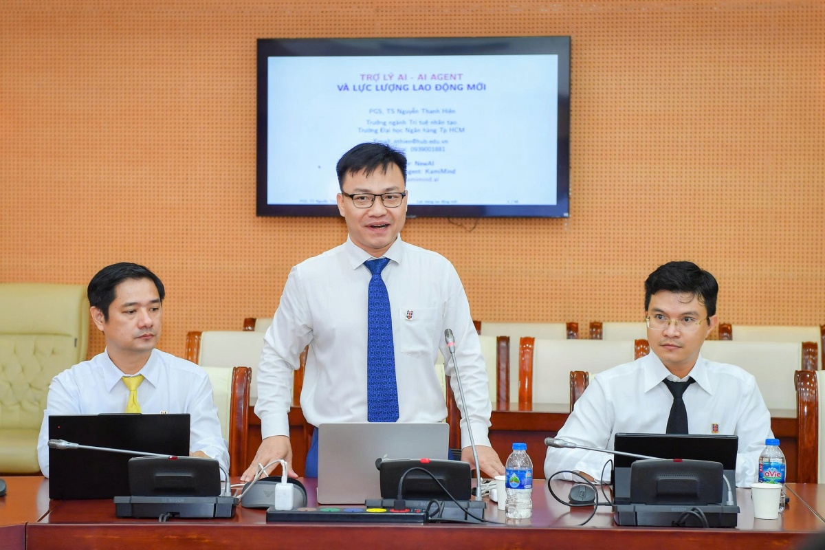 Bồi dưỡng chuyên đề về chiến lược số và ứng dụng AI cho lãnh đạo cấp Vụ và tương đương tại NHNN Bồi dưỡng chuyên đề về chiến lược số và ứng dụng AI cho lãnh đạo cấp Vụ và tương đương tại NHNN
