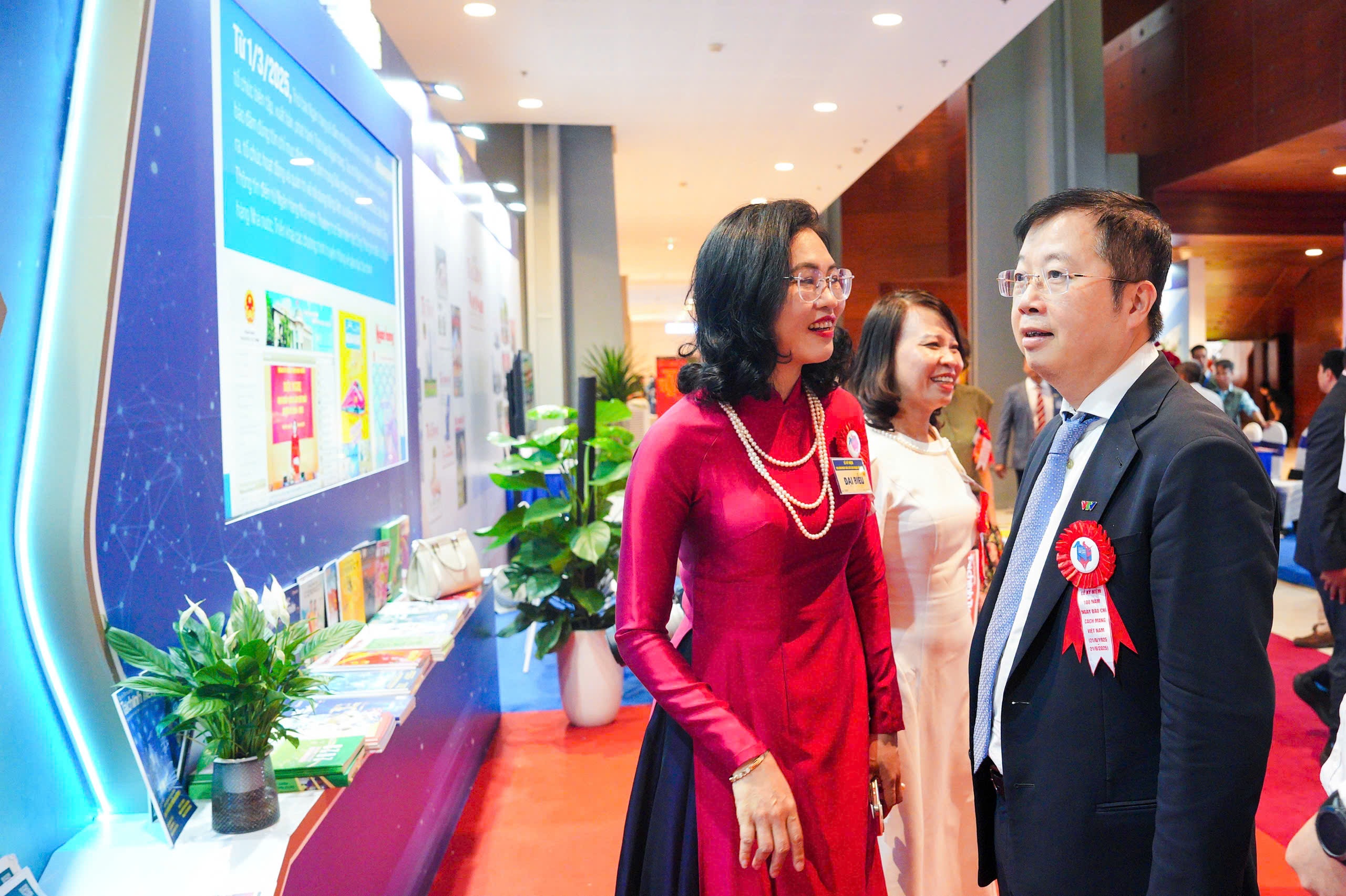 Báo chí Ngành Ngân hàng: Viết tiếp lịch sử hào hùng bằng sức mạnh mới, tầm vóc mới Báo chí Ngành Ngân hàng: Viết tiếp lịch sử hào hùng bằng sức mạnh mới, tầm vóc mới