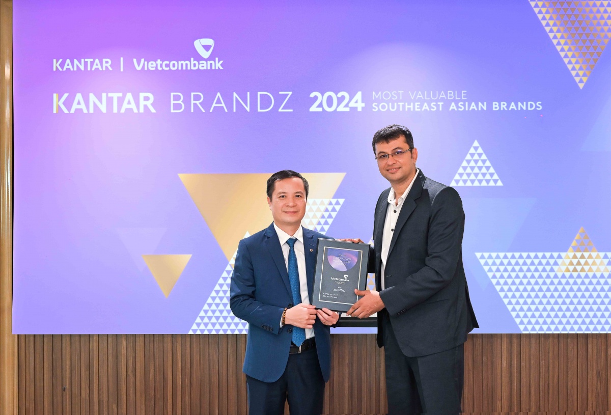 Đại diện Vietcombank, ông Lê Hoàng Tùng - Phó Tổng Giám đốc (bên trái) nhận chứng nhận “Top 30 thương hiệu giá trị nhất Đông Nam Á” từ đại diện Kantar, ông Sumit Kamra - Giám đốc Phát triển Chiến lược Kantar Insights Đại diện Vietcombank, ông Lê Hoàng Tùng - Phó Tổng Giám đốc (bên trái) nhận chứng nhận “Top 30 thương hiệu giá trị nhất Đông Nam Á” từ đại diện Kantar, ông Sumit Kamra - Giám đốc Phát triển Chiến lược Kantar Insights