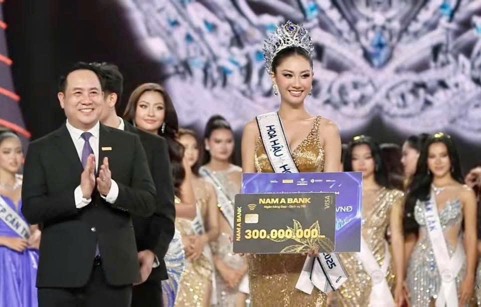 Đại diện Nam A Bank, ông Hà Huy Cường – Phó Tổng giám đốc trao giải cho tân Hoa hậu Hoàn vũ Việt Nam 2025. Đại diện Nam A Bank, ông Hà Huy Cường – Phó Tổng giám đốc trao giải cho tân Hoa hậu Hoàn vũ Việt Nam 2025.