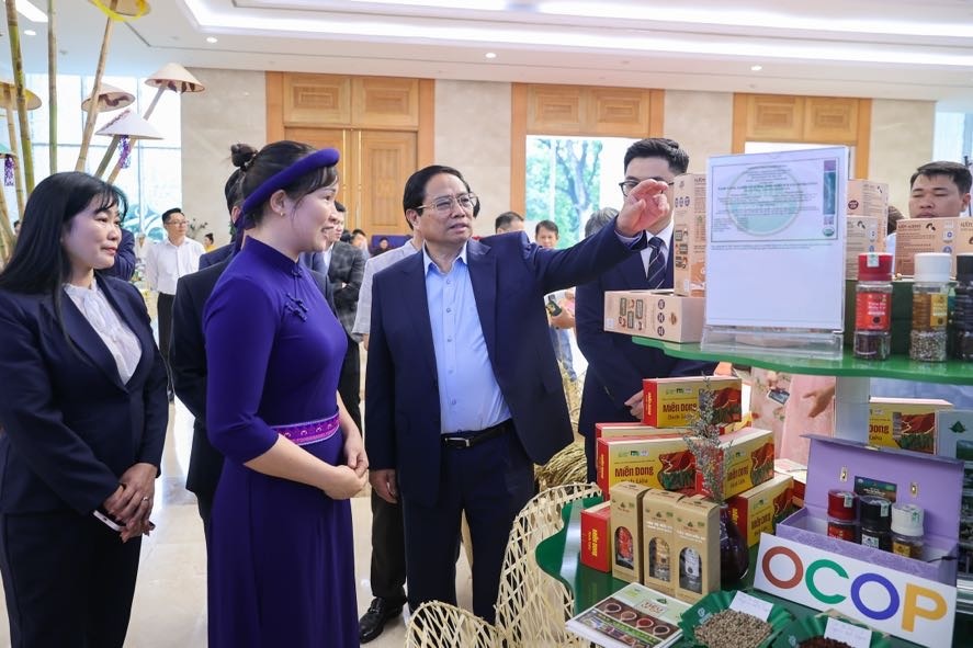 Thủ tướng cùng các đại biểu đã tham quan các gian trưng bày các sản phẩm nông nghiệp tiêu biểu - Ảnh: VGP/Nhật Bắc