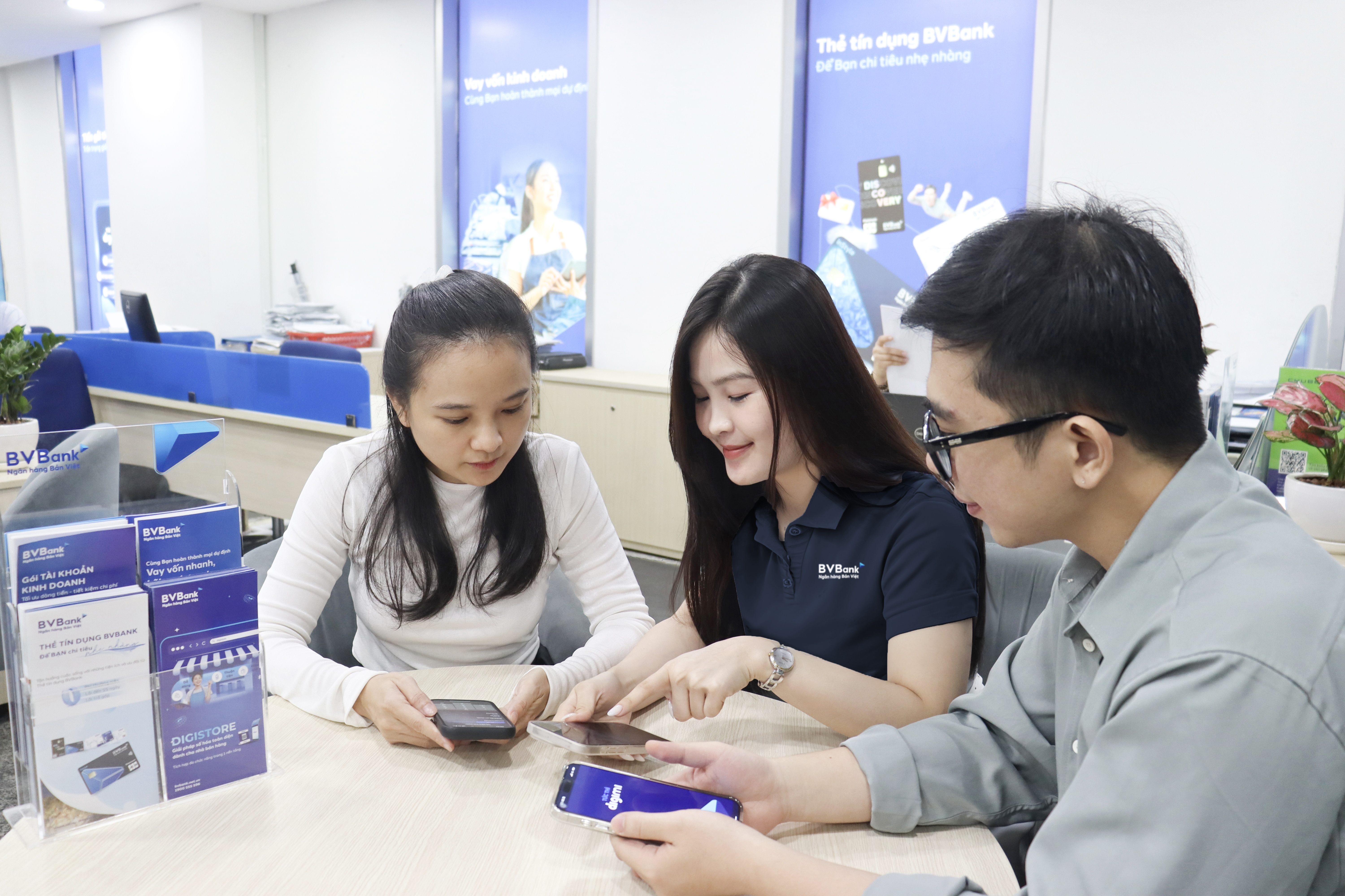 (Hình ảnh khách hàng đang gửi tiết kiệm theo nhóm tại BVBank) (Hình ảnh khách hàng đang gửi tiết kiệm theo nhóm tại BVBank)