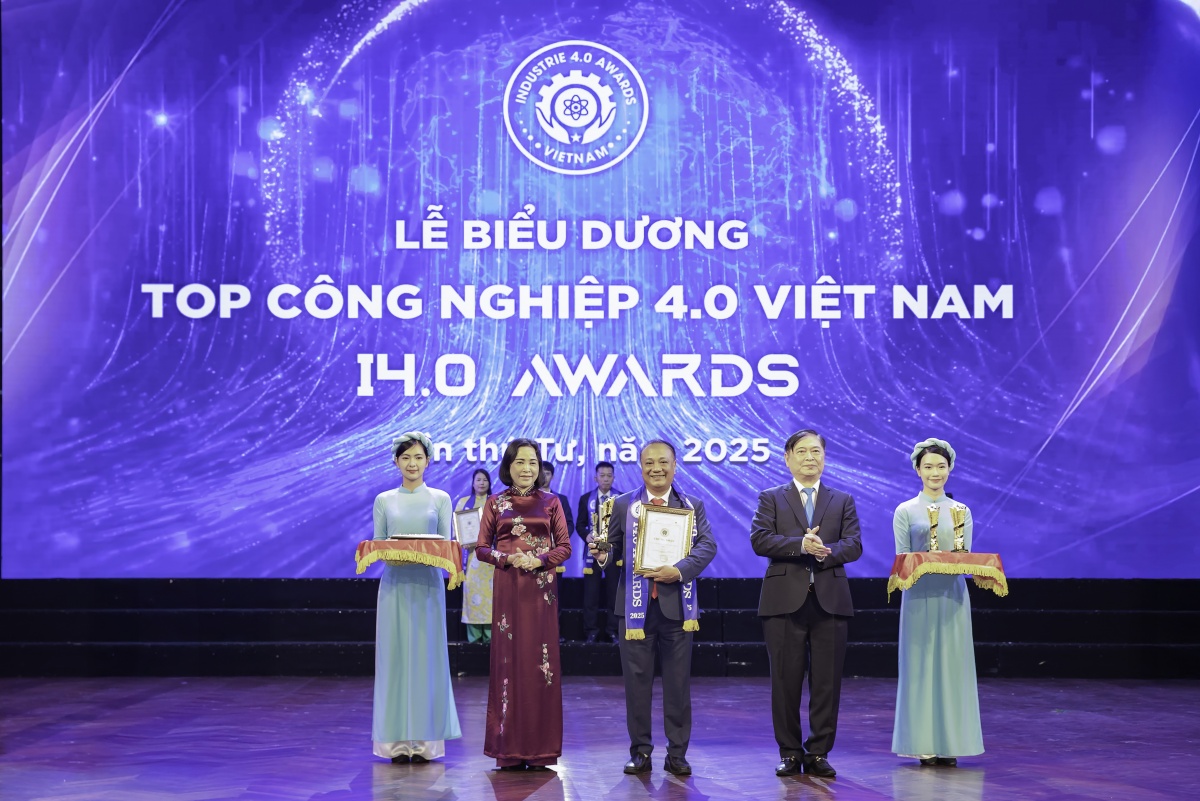 Phó Chủ tịch Quốc hội Nguyễn Thị Thanh và Chủ tịch Liên hiệp các Hội Khoa học và Kỹ thuật Việt Nam Phan Xuân Dũng trao biểu trưng vinh danh Agribank  đạt Top doanh nghiệp khoa học, công nghệ, đổi mới sáng tạo và chuyển đổi số tiêu biểu (Hạng mục 2)