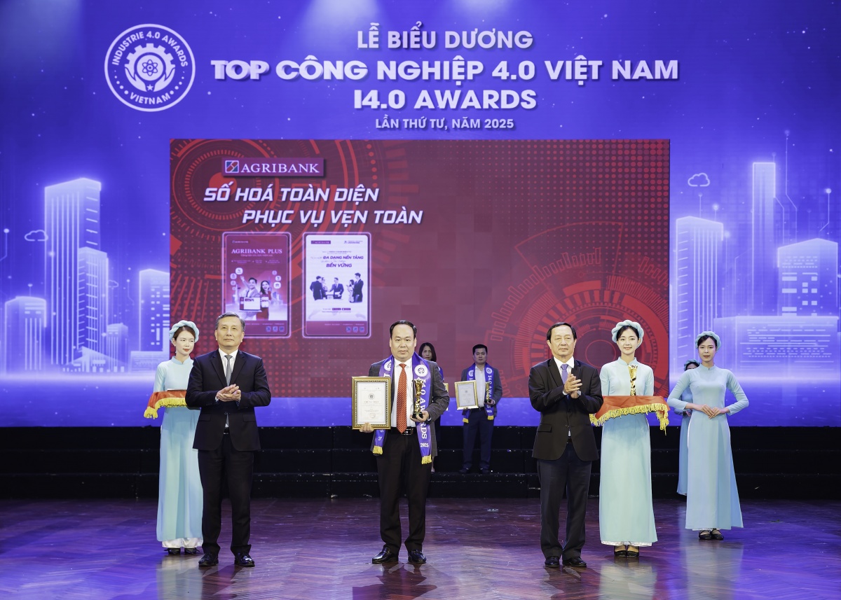 Đại diện Agribank nhận biểu trưng giải thưởng Top doanh nghiệp có sản phẩm, giải pháp công nghệ xuất sắc (Hạng mục 3)