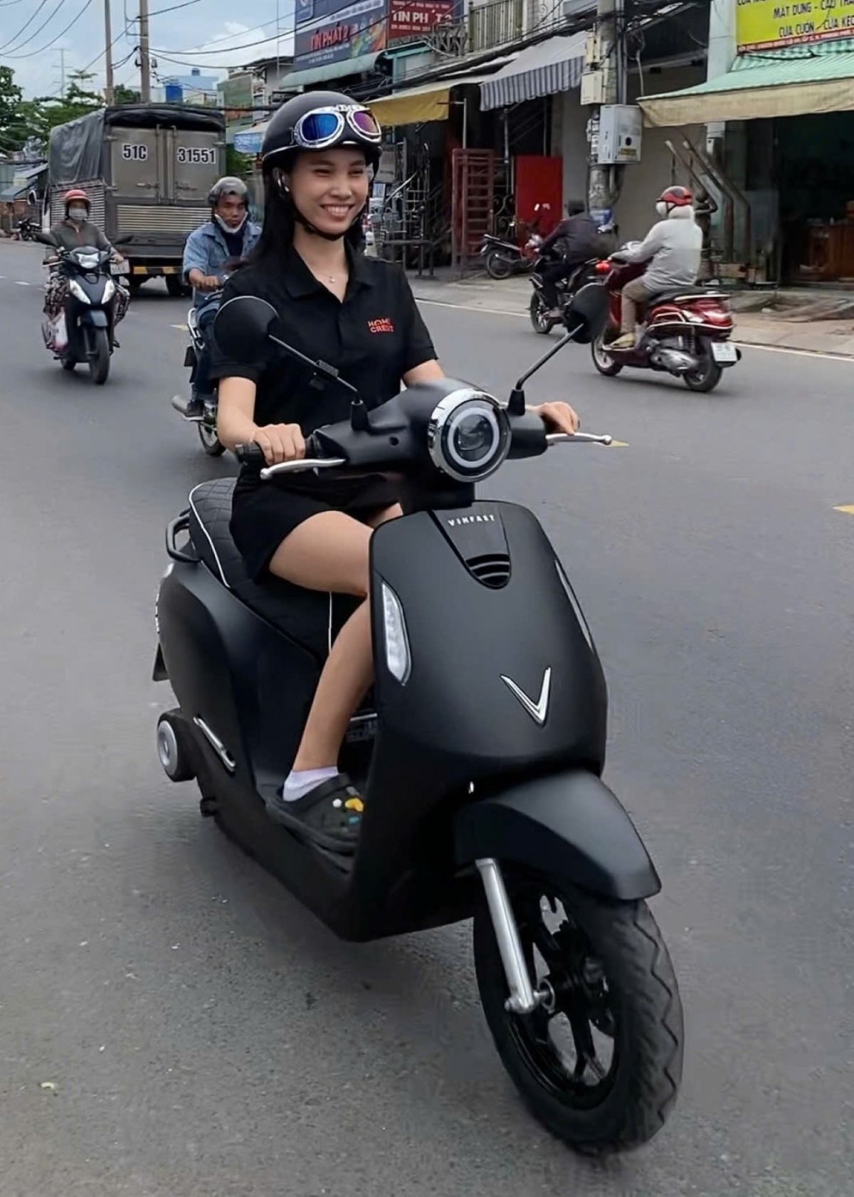 Chị Nguyễn Thị Huyền Trân (TP.HCM) cho biết “bị dính luôn” từ lần đầu trải nghiệm xe VinFast Evo200. Chị Nguyễn Thị Huyền Trân (TP.HCM) cho biết “bị dính luôn” từ lần đầu trải nghiệm xe VinFast Evo200.
