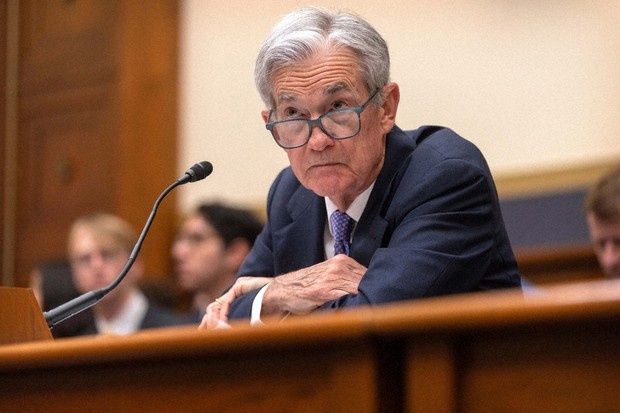 Chủ tịch Hội đồng Dự trữ Liên bang Jerome Powell lắng nghe trong phiên điều trần của Ủy ban Dịch vụ Tài chính Hạ viện tại Đồi Capitol, vào ngày 24 tháng 6 năm 2025 Chủ tịch Hội đồng Dự trữ Liên bang Jerome Powell lắng nghe trong phiên điều trần của Ủy ban Dịch vụ Tài chính Hạ viện tại Đồi Capitol, vào ngày 24 tháng 6 năm 2025