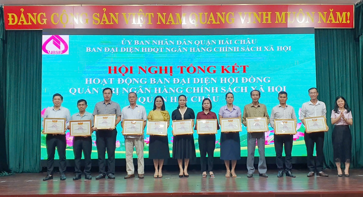 Hơn hai thập kỷ đồng hành cùng người dân vượt khó Hơn hai thập kỷ đồng hành cùng người dân vượt khó