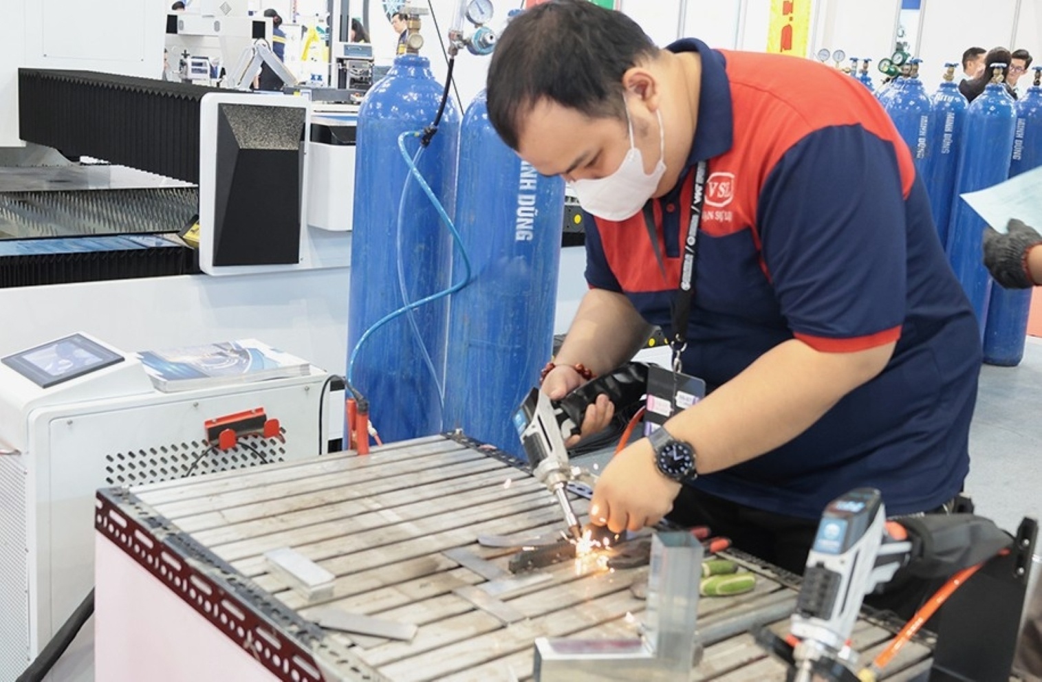 Ngành công nghiệp hỗ trợ được chú trọng phát triển để tăng tỉ lệ nội địa hóa sản phẩm công nghiệp, đồng thời tăng năng lực cạnh tranh của các doanh nghiệp Việt