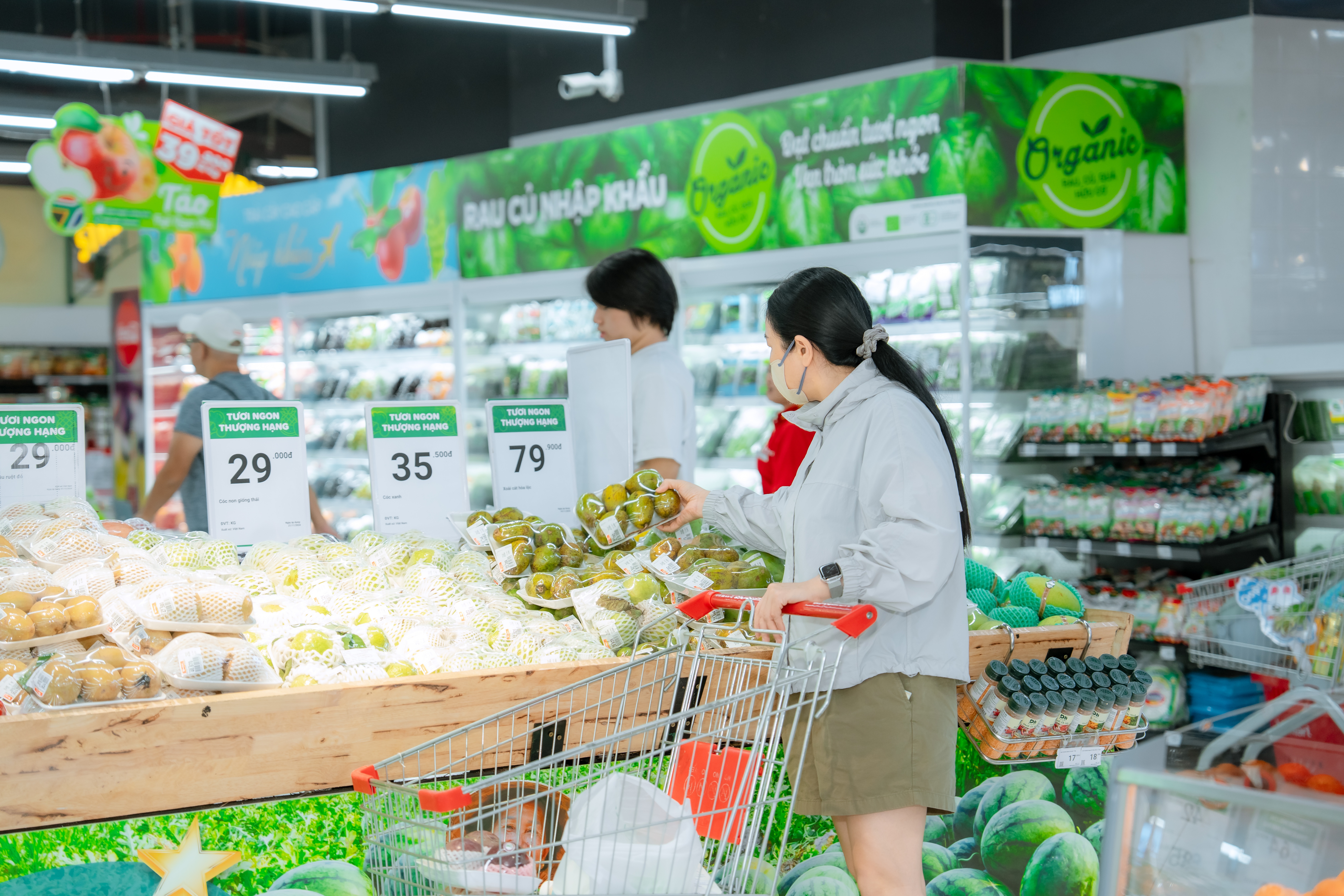 Khách hàng mua sắm tại hệ thống cửa hàng siêu thị của WinCommerce Khách hàng mua sắm tại hệ thống cửa hàng siêu thị của WinCommerce