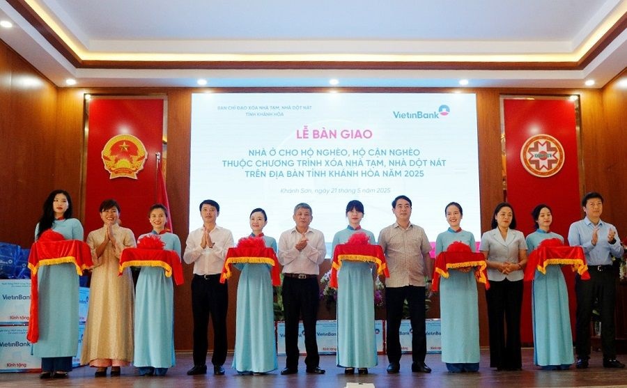 Lễ cắt băng khánh thành, bàn giao 83 căn nhà ở cho hộ nghèo, hộ cận nghèo huyện Khánh Sơn, tỉnh Khánh Hòa
