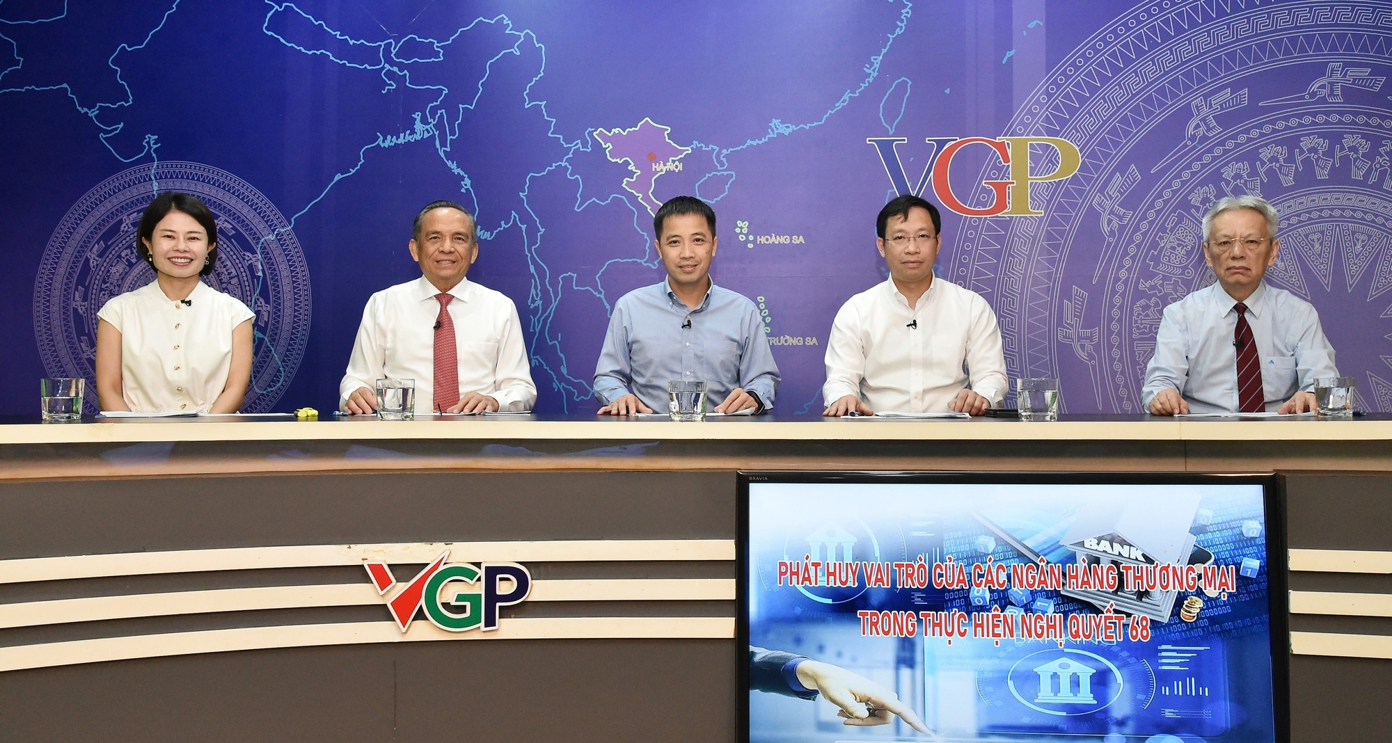 Các vị khách mời tham gia Tọa đàm Phát huy vai trò của các ngân hàng thương mại trong thực hiện Nghị quyết 68