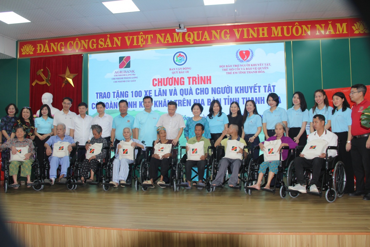 Đại diện Ban Vận động Quỹ Bầu ơi và Hội Bảo trợ Người khuyết tật, trẻ mồ côi và Bảo vệ quyền trẻ em tỉnh Thanh Hóa cùng các nhà tài trợ trao quà cho người khuyết tật Đại diện Ban Vận động Quỹ Bầu ơi và Hội Bảo trợ Người khuyết tật, trẻ mồ côi và Bảo vệ quyền trẻ em tỉnh Thanh Hóa cùng các nhà tài trợ trao quà cho người khuyết tật