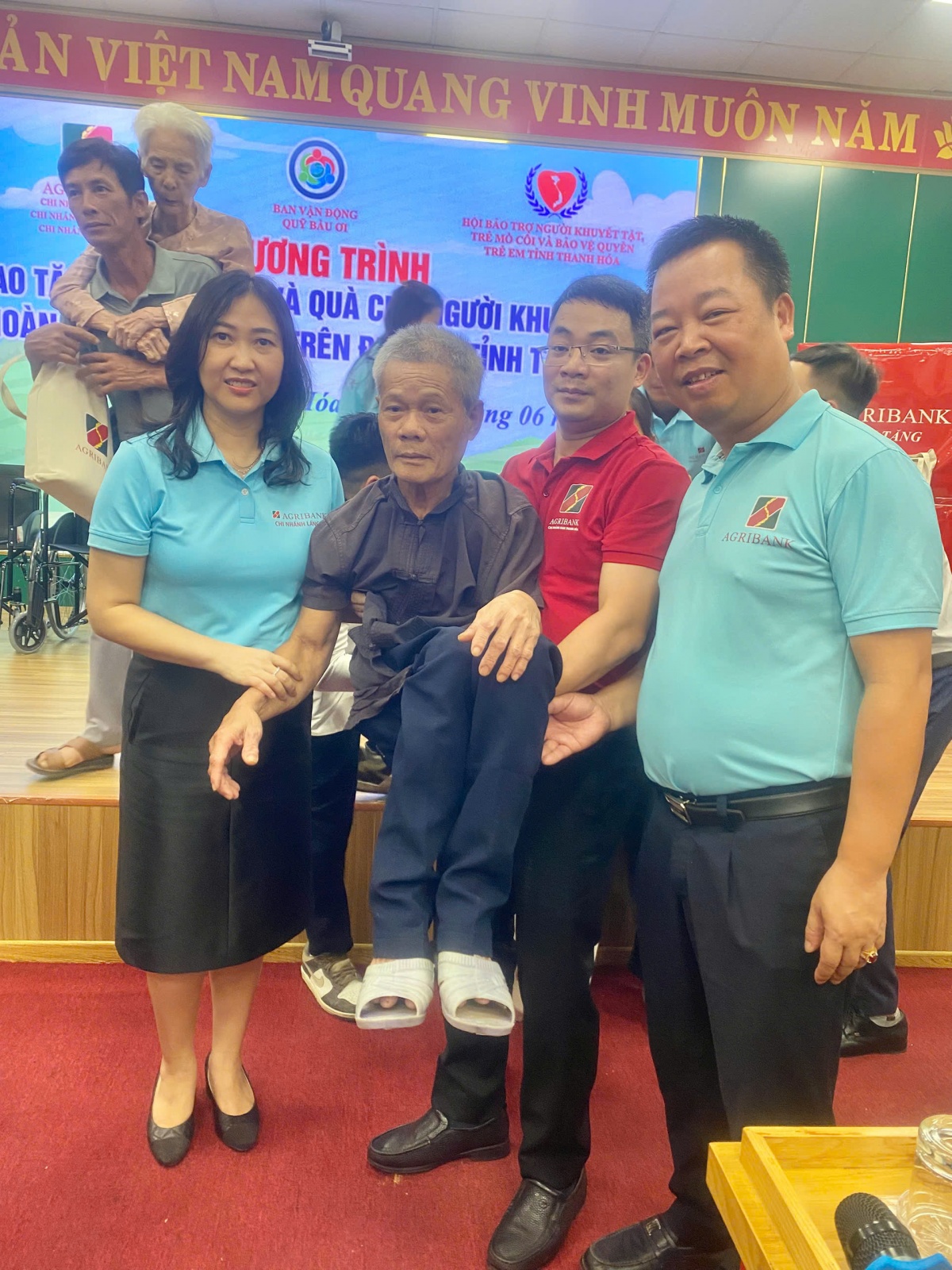 Trao yêu thương - Gửi hy vọng: Agribank đồng hành cùng người khuyết tật vươn lên Trao yêu thương - Gửi hy vọng: Agribank đồng hành cùng người khuyết tật vươn lên