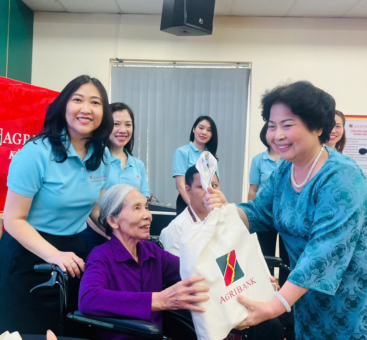 Bà Trương Tuyết Nhung, Trưởng Ban Vận động Quỹ Bầu ơi trao tặng xe lăn và quà cho người khuyết tật Bà Trương Tuyết Nhung, Trưởng Ban Vận động Quỹ Bầu ơi trao tặng xe lăn và quà cho người khuyết tật