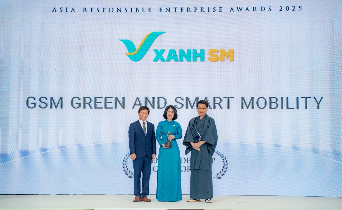  Bà Phan Thị Hồng Dung - Giám đốc Đào tạo và Phát triển Văn hóa GSM (giữa) đại diện công ty nhận giải thưởng tại sự kiện.