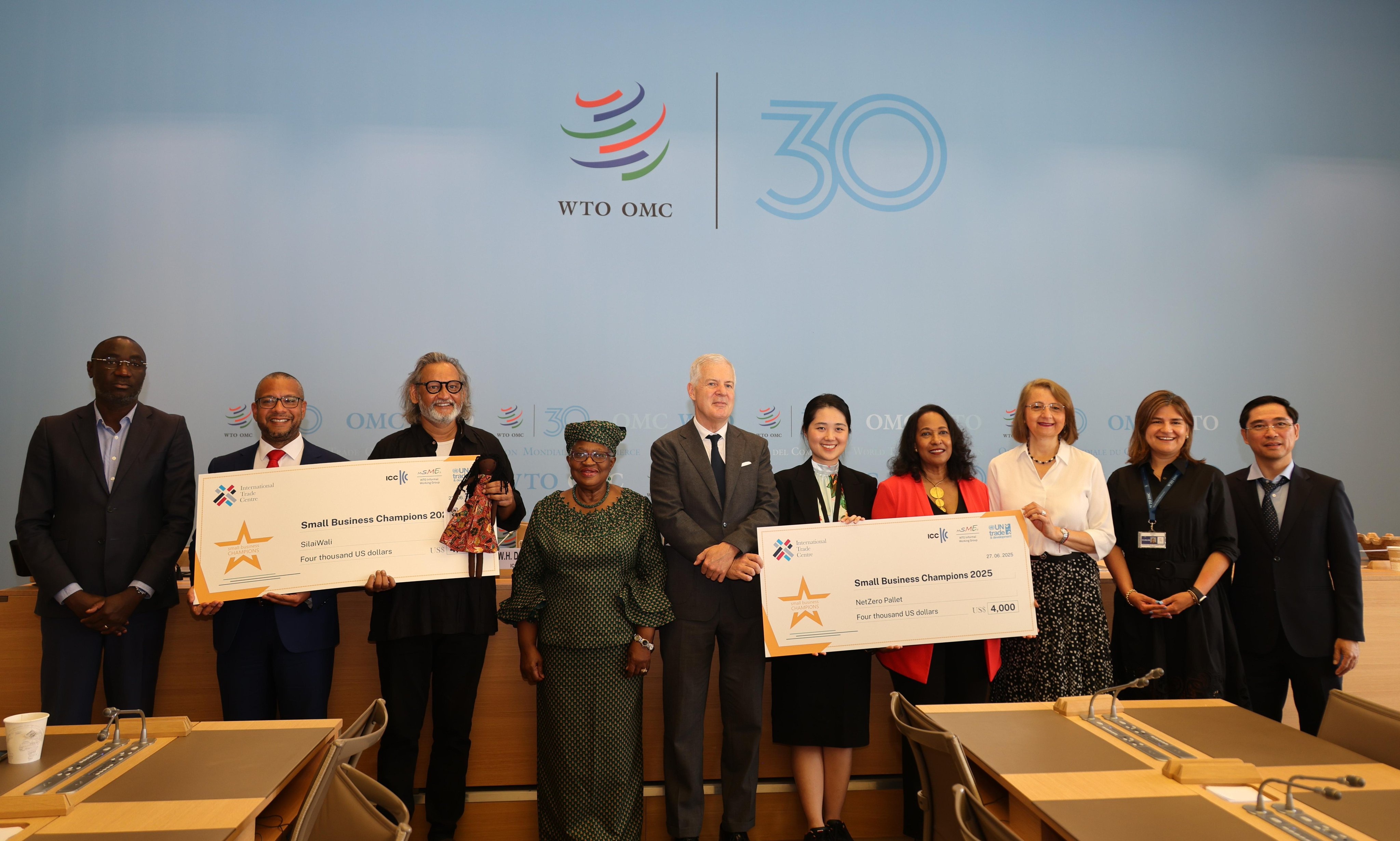 Đại diện WTO trao giải thưởng Small Business Champions 2025 cho NetZero Pallet Việt Nam và Silaiwali Ấn Độ tại Geneva (Thụy Sĩ) ngày 27/6. Ảnh: WTO Đại diện WTO trao giải thưởng Small Business Champions 2025 cho NetZero Pallet Việt Nam và Silaiwali Ấn Độ tại Geneva (Thụy Sĩ) ngày 27/6. Ảnh: WTO