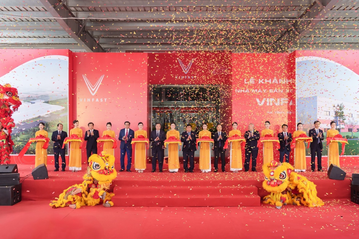 Các đại biểu cắt băng khánh thành Nhà máy sản xuất ô tô điện VinFast Hà Tĩnh Các đại biểu cắt băng khánh thành Nhà máy sản xuất ô tô điện VinFast Hà Tĩnh