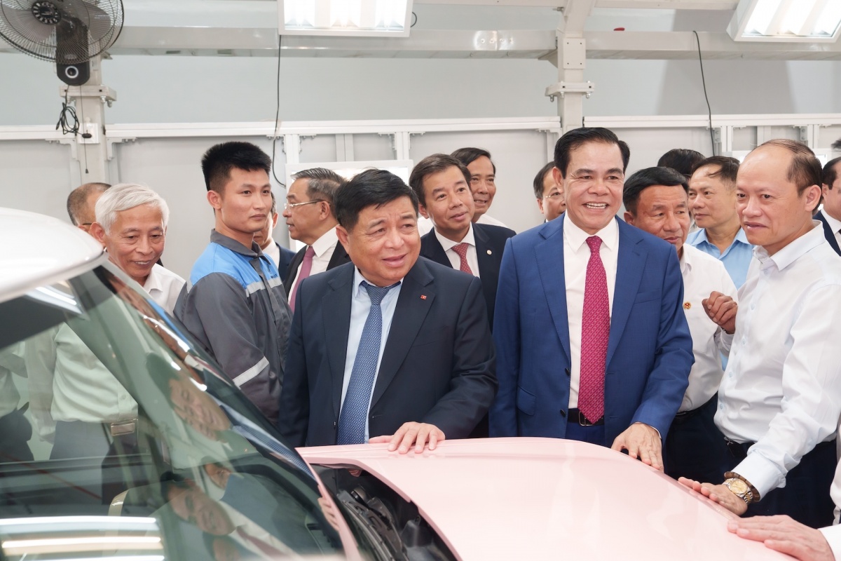 Phó Thủ tướng Nguyễn Chí Dũng ấn tượng khi tham quan dây chuyền sản xuất tại Nhà máy ô tô điện VinFast Hà Tĩnh. Phó Thủ tướng Nguyễn Chí Dũng ấn tượng khi tham quan dây chuyền sản xuất tại Nhà máy ô tô điện VinFast Hà Tĩnh.