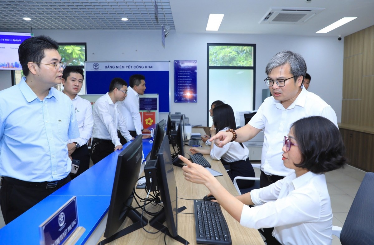 Phó Chủ tịch UBND TP Hà Nội Trương Việt Dũng kiểm tra quy trình vận hành tại đơn vị hành chính mới Phó Chủ tịch UBND TP Hà Nội Trương Việt Dũng kiểm tra quy trình vận hành tại đơn vị hành chính mới