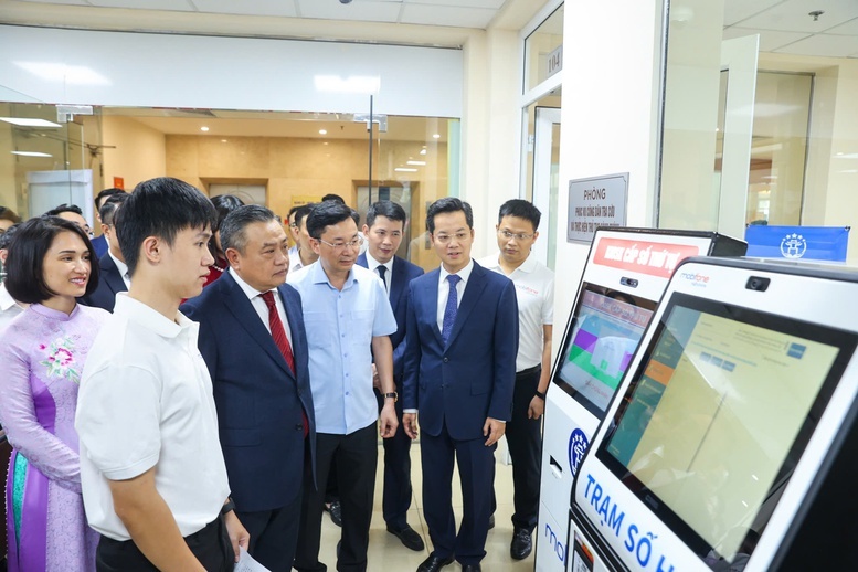 Lãnh đạo UBND TP. Hà Nội cùng lãnh đạo Tổng công ty Viễn thông MobiFone kiểm tra Hệ thống thông tin giải quyết thủ tục hành chính Lãnh đạo UBND TP. Hà Nội cùng lãnh đạo Tổng công ty Viễn thông MobiFone kiểm tra Hệ thống thông tin giải quyết thủ tục hành chính