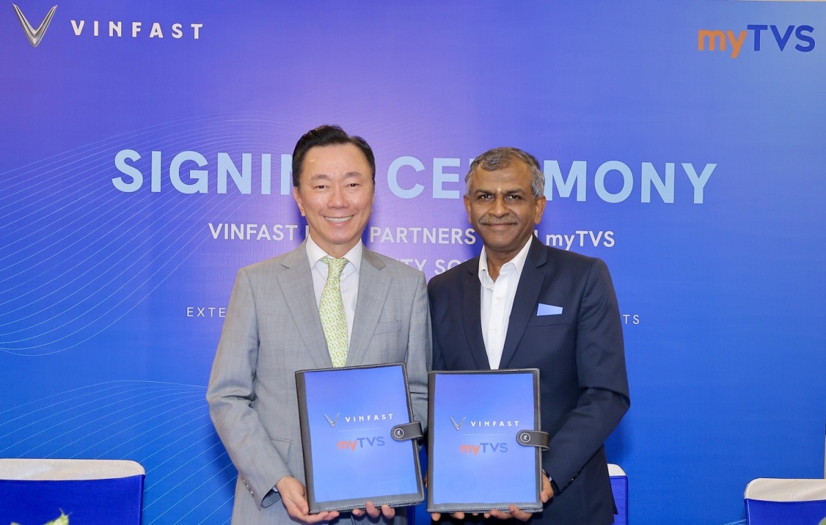 Ông Phạm Sanh Châu, Tổng Giám đốc VinFast châu Á (trái) và ông Natarajan Srinivasan, Tổng Giám đốc điều hành myTVS, tại buổi lễ ký kết. Ông Phạm Sanh Châu, Tổng Giám đốc VinFast châu Á (trái) và ông Natarajan Srinivasan, Tổng Giám đốc điều hành myTVS, tại buổi lễ ký kết.