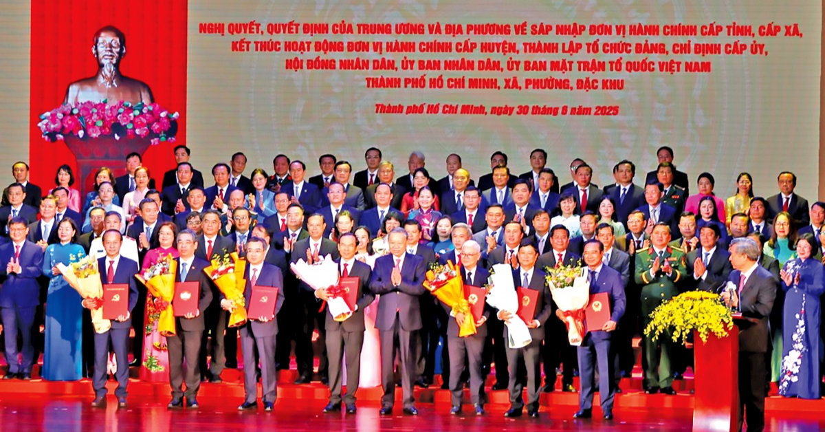 Tổng Bí thư Tô Lâm tặng hoa chúc mừng các đồng chí lãnh đạo TP. Hồ Chí Minh ngày 30/6 Tổng Bí thư Tô Lâm tặng hoa chúc mừng các đồng chí lãnh đạo TP. Hồ Chí Minh ngày 30/6