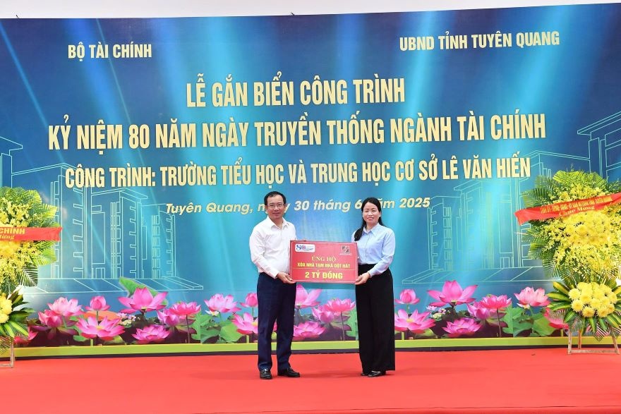 Agribank trao tặng 2 tỷ đồng hỗ trợ xóa nhà tạm, nhà dột nát tại tỉnh Tuyên Quang Agribank trao tặng 2 tỷ đồng hỗ trợ xóa nhà tạm, nhà dột nát tại tỉnh Tuyên Quang
