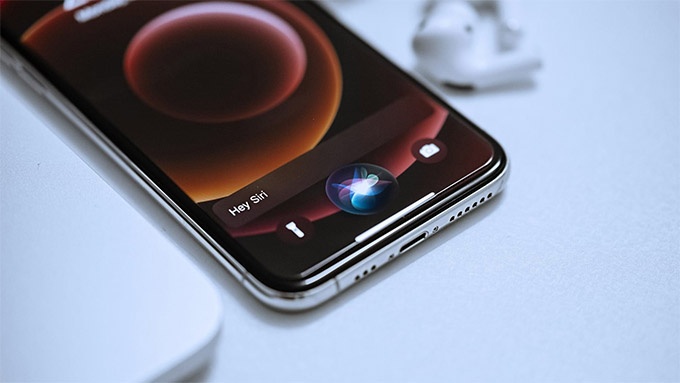 Apple cân nhắc tích hợp AI từ OpenAI hoặc Anthropic vào Siri