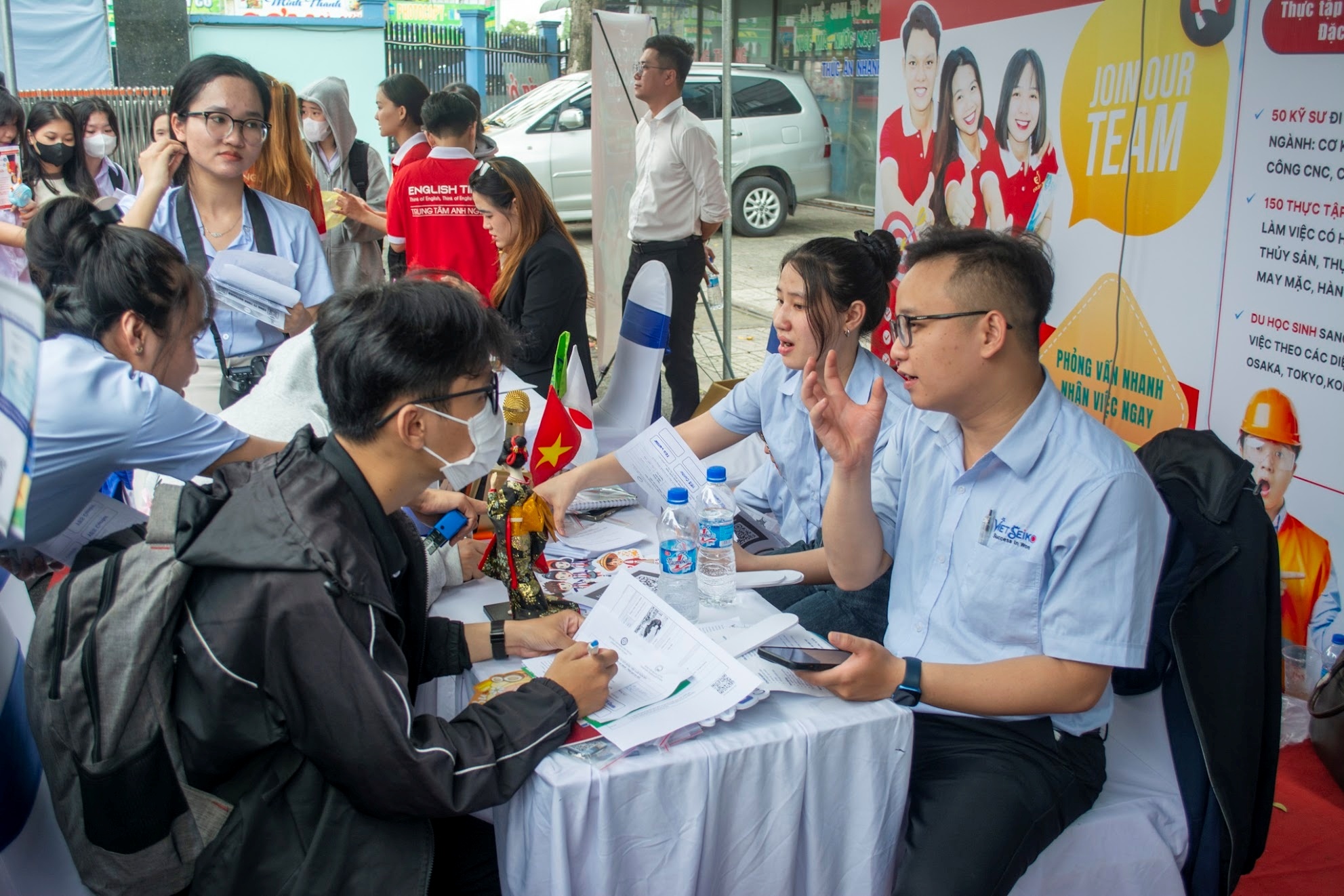 Nhiều doanh nghiệp phải tham gia các ngày hội việc làm để tuyển dụng lao động cho sản xuất cuối năm