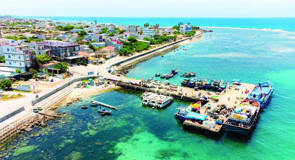 Đảo Lý Sơn một địa điểm du lịch khá nổi tiếng ở Quảng Ngãi cũng như ở miền Trung.
