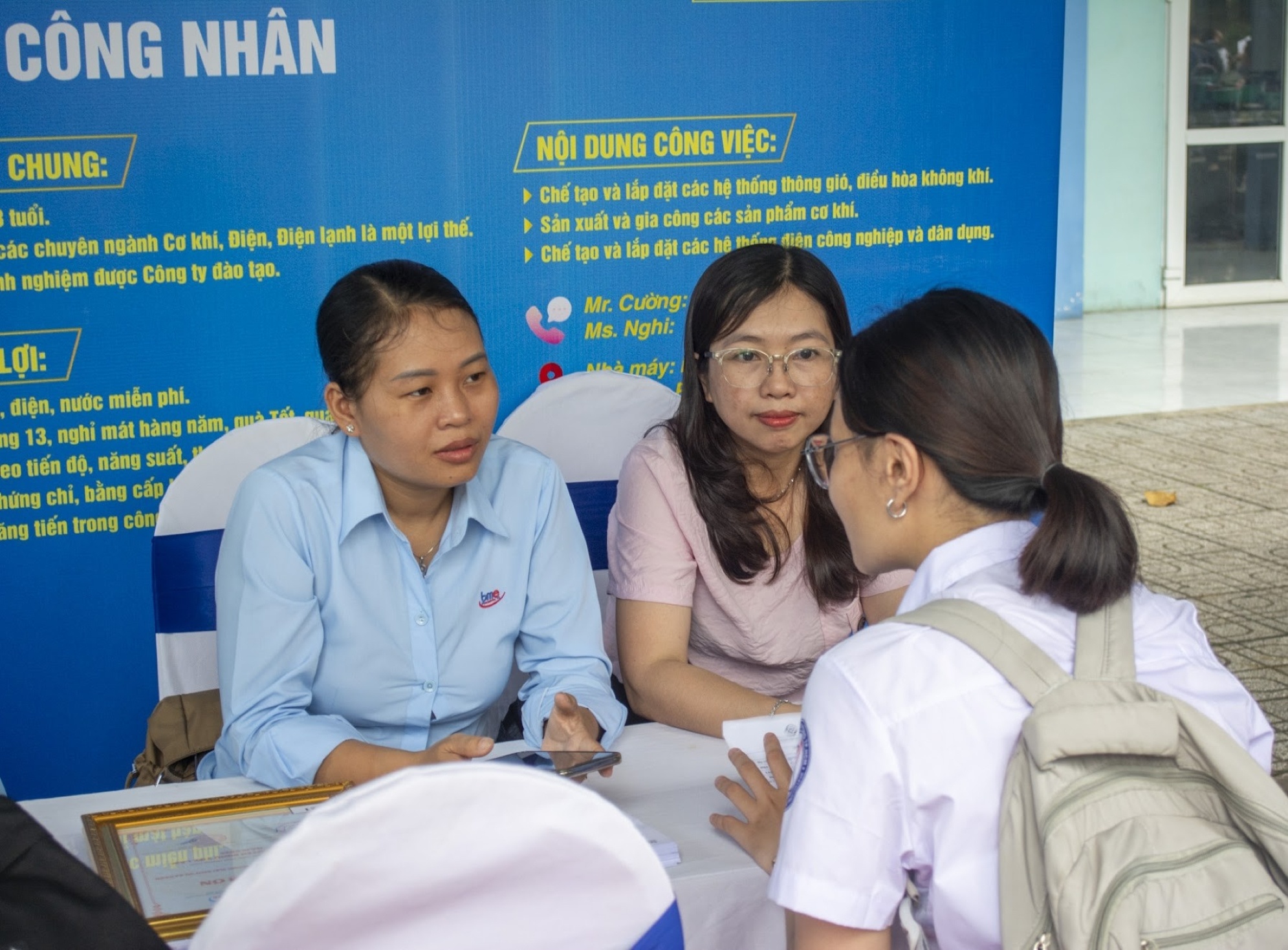 doanh nghiệp đã vào các trường đại học thông qua các ngày hội việc làm để tuyển dung lao động từ sinh viên