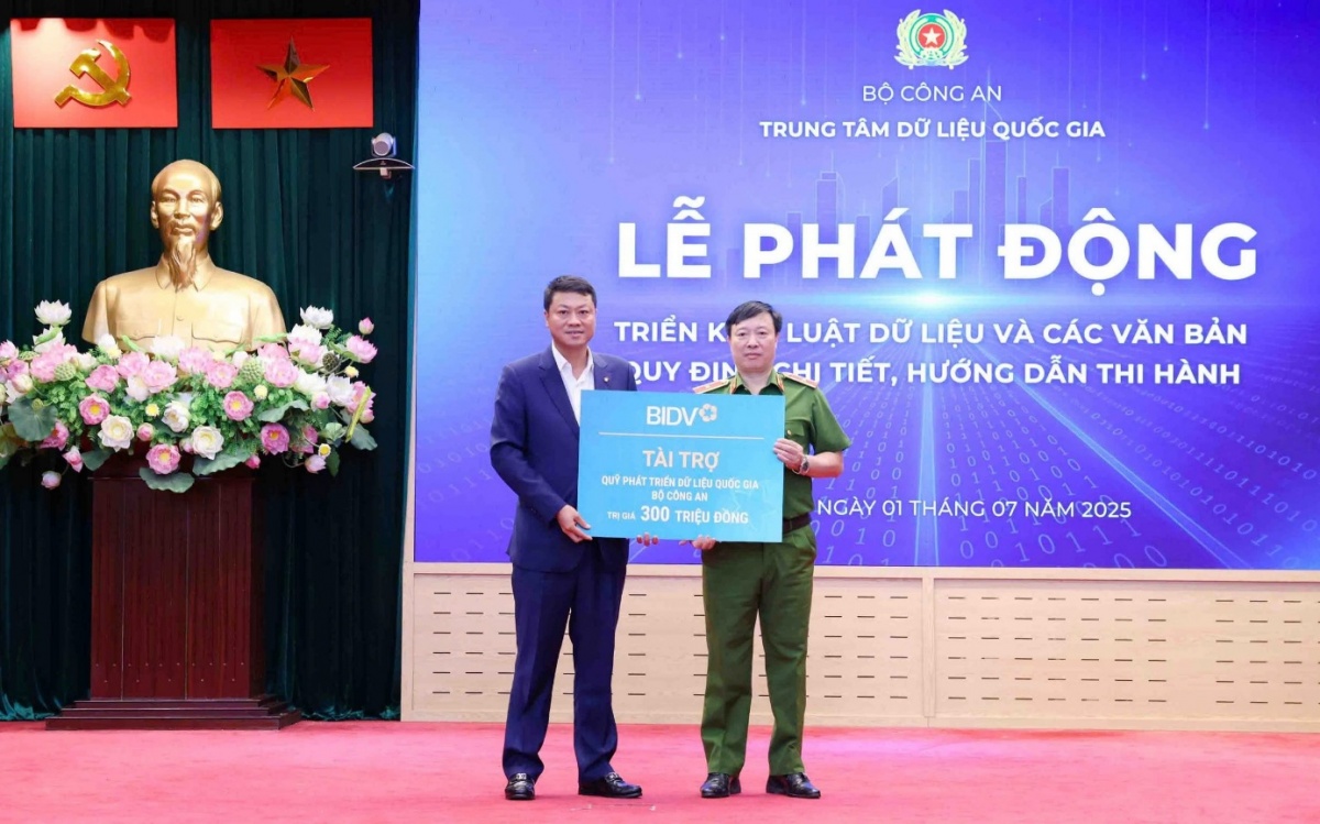 Tổng Giám đốc BIDV Lê Ngọc Lâm trao kinh phí ủng hộ Quỹ PTDLQG Tổng Giám đốc BIDV Lê Ngọc Lâm trao kinh phí ủng hộ Quỹ PTDLQG