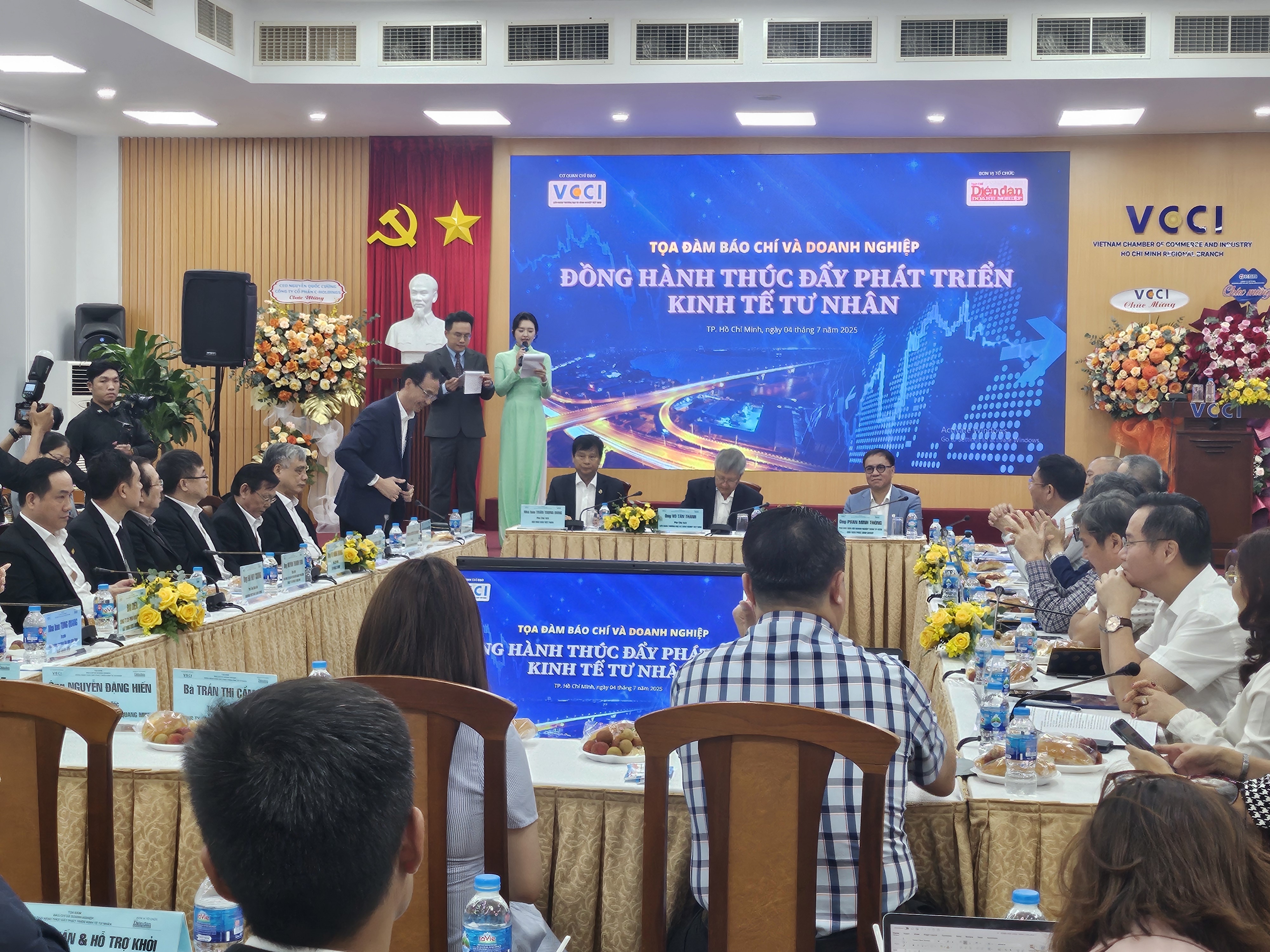 Báo chí và doanh nghiệp: Chung tay kiến tạo nền kinh tế tư nhân vững mạnh Báo chí và doanh nghiệp: Chung tay kiến tạo nền kinh tế tư nhân vững mạnh