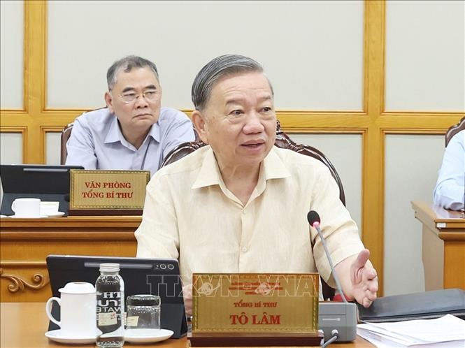 Tổng Bí thư yêu cầu tiếp tục tăng cường lãnh đạo, chỉ đạo toàn bộ các công việc theo thẩm quyền của 2 cấp phải được thực hiện thông suốt, không để chậm trễ, không để sót việc, mục tiêu xuyên suốt là phục vụ người dân và doanh nghiệp tốt hơn - Ảnh: TTXVN