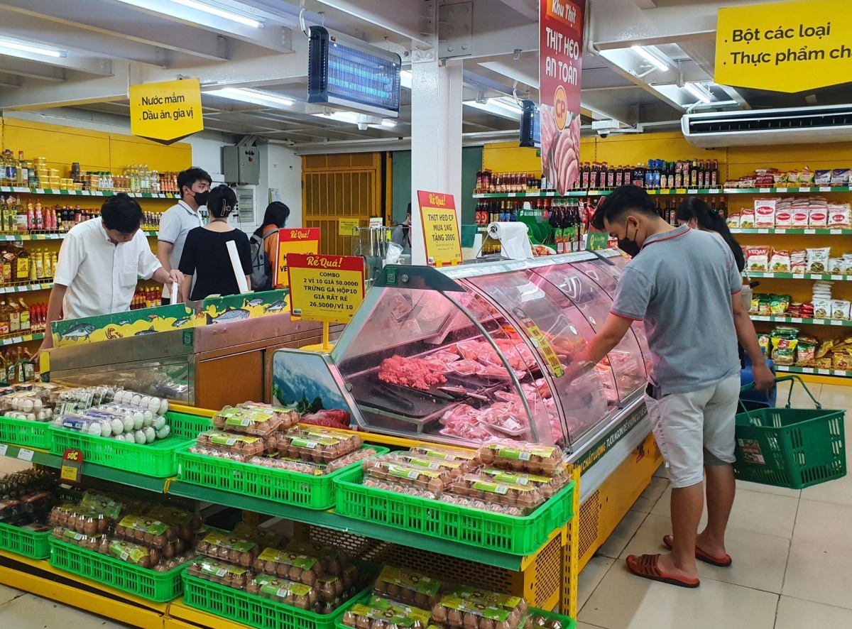 Khách mua sắm ở cửa hàng Bách hóa Xanh 