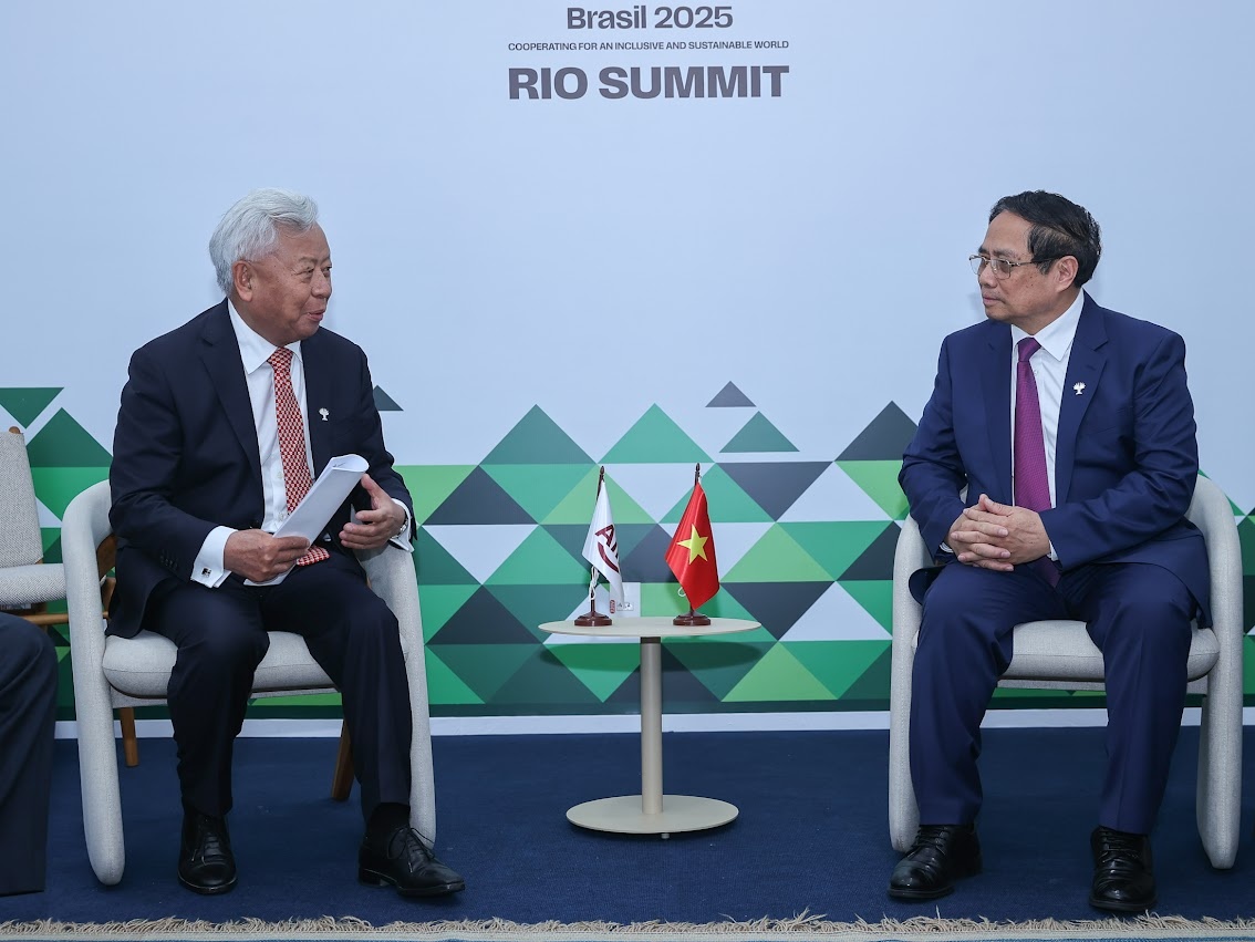 Thủ tướng đề nghị AIIB tiếp tục hỗ trợ Việt Nam huy động nguồn lực thực hiện các dự án lớn như tuyến đường sắt khổ tiêu chuẩn Lào Cai - Hà Nội - Hải Phòng - Ảnh: VGP/Nhật Bắc Thủ tướng đề nghị AIIB tiếp tục hỗ trợ Việt Nam huy động nguồn lực thực hiện các dự án lớn như tuyến đường sắt khổ tiêu chuẩn Lào Cai - Hà Nội - Hải Phòng - Ảnh: VGP/Nhật Bắc