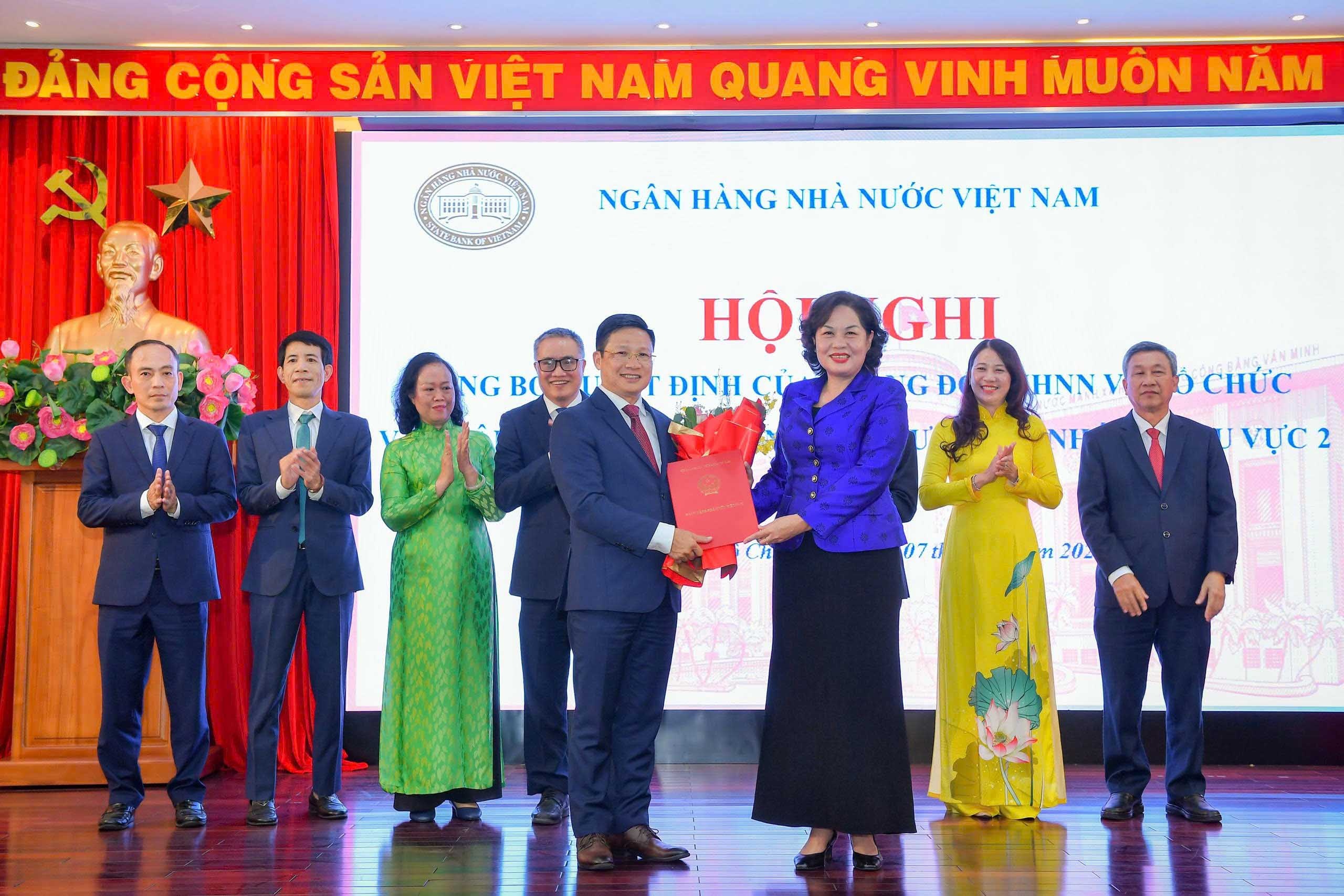 Thống đốc Ngân hàng Nhà nước Nguyễn Thị Hồng trao Quyết định cho ông Võ Minh Tuấn – Giám đốc Ngân hàng Nhà nước khu vực 2 - Ảnh: Đức Khanh