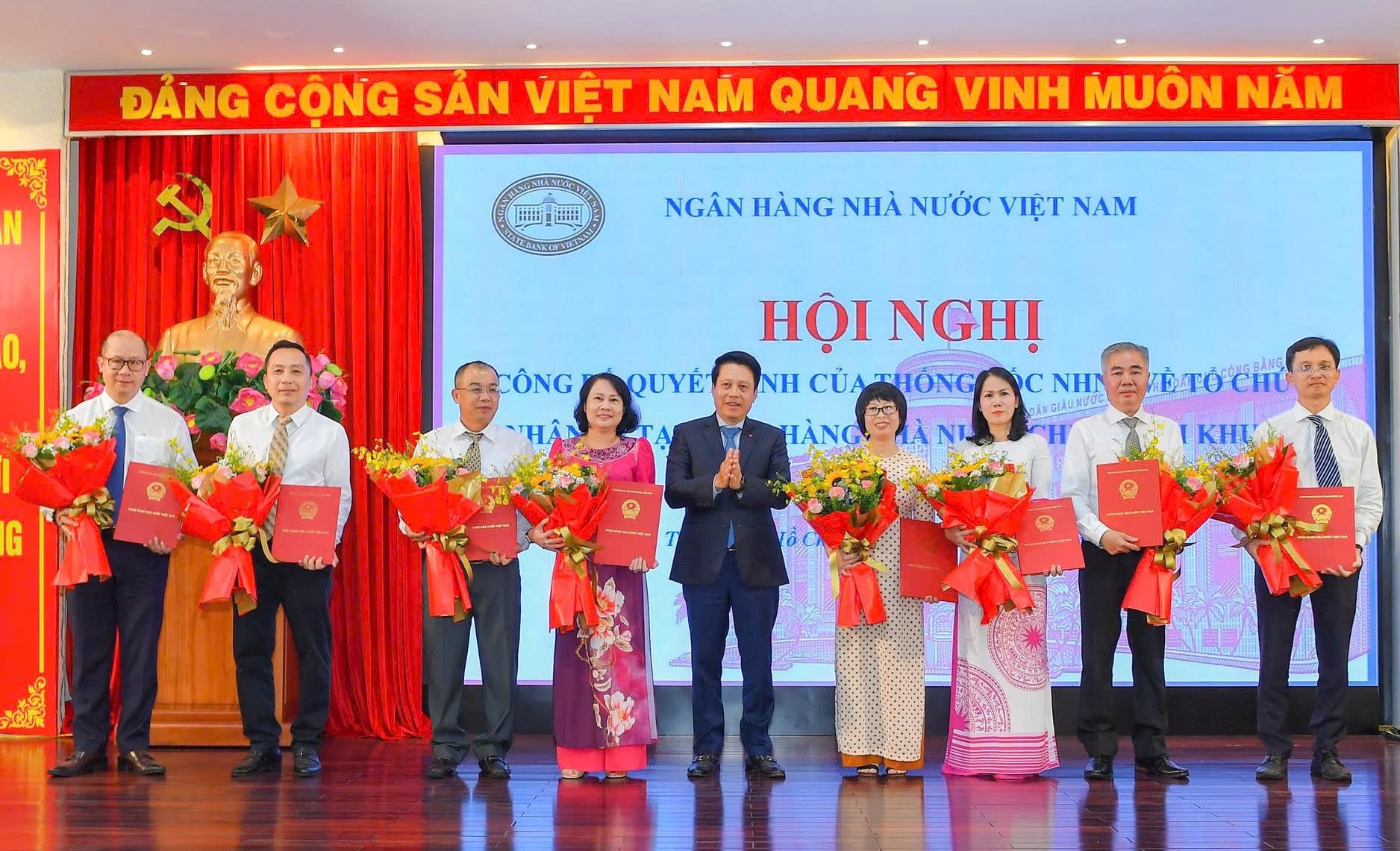 Phó Thống đốc Phạm Tiến Dũng trao Quyết định cho Chánh thanh tra và các trưởng Phòng Ngân hàng Nhà nước khu vực 2 - Ảnh: Đức Khanh