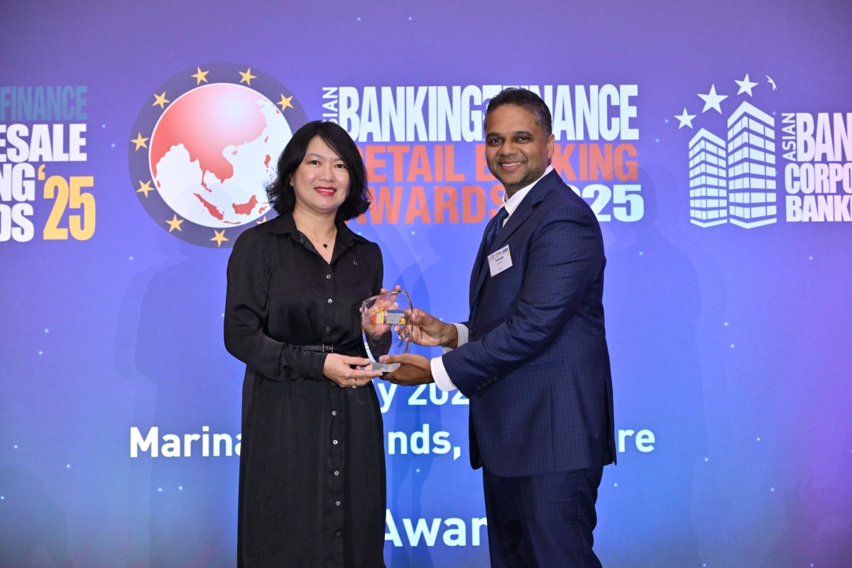 Bà Nguyễn Thị Hồng Vân – Giám đốc Khối Pháp chế và Tuân thủ của Vietcombank nhận giải “Sáng kiến Quản lý rủi ro của năm” cho phân khúc Ngân hàng Bán buôn Bà Nguyễn Thị Hồng Vân – Giám đốc Khối Pháp chế và Tuân thủ của Vietcombank nhận giải “Sáng kiến Quản lý rủi ro của năm” cho phân khúc Ngân hàng Bán buôn