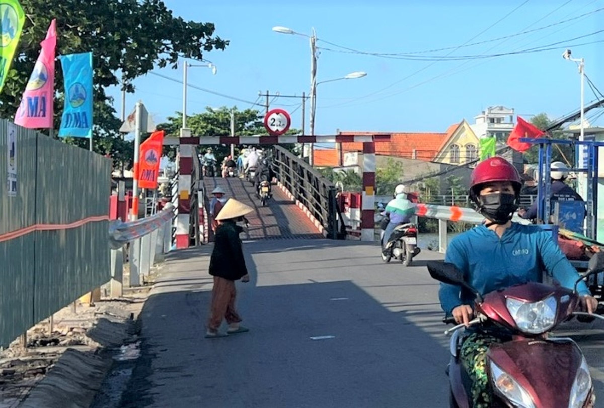 Cầu Rạch Tôm cũ kết nối TP. Hồ Chí Minh – Tây Ninh đã xuống cấp trầm trọng và hạn chế các loại ô tô qua lại Cầu Rạch Tôm cũ kết nối TP. Hồ Chí Minh – Tây Ninh đã xuống cấp trầm trọng và hạn chế các loại ô tô qua lại