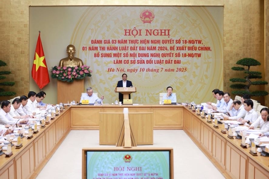Thủ tướng cho rằng, đất đai là vấn đề khó, nhạy cảm, phức tạp nên phải kiên trì, kiên định; hết sức lắng nghe các ý kiến nhà quản lý, nhà khoa học, người dân, doanh nghiệp; không cầu toàn, không nóng vội trong quá trình điều chỉnh, bổ sung - Ảnh: VGP/Nhật