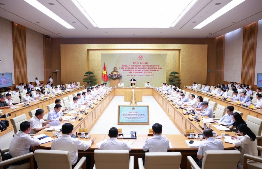 Thủ tướng yêu cầu cơ quan chủ trì tổng hợp một số nội dung làm cơ sở để các cơ quan bổ sung, hoàn thiện Hồ sơ trình Bộ Chính trị - Ảnh: VGP/Nhật Bắc