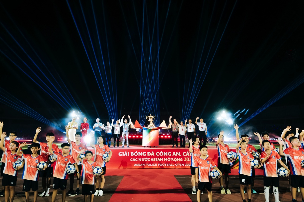 Lễ khai mạc Giải bóng đá Công an, Cảnh sát các nước ASEAN mở rộng 2025: “Bản hòa ca của thể thao, nghệ thuật và tình hữu nghị” Lễ khai mạc Giải bóng đá Công an, Cảnh sát các nước ASEAN mở rộng 2025: “Bản hòa ca của thể thao, nghệ thuật và tình hữu nghị”