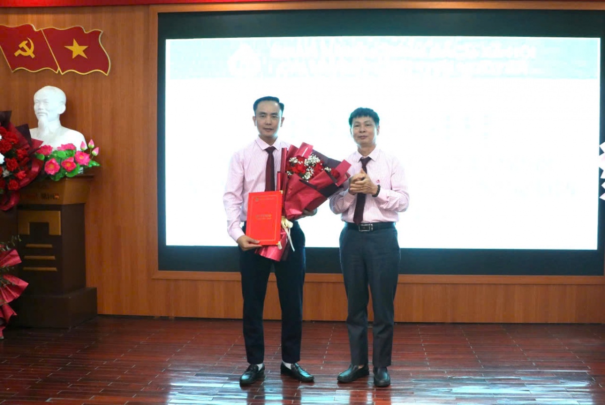 Trưởng Ban Kiểm soát NHCSXH Nguyễn Mạnh Tú (bên phải) trao Quyết định giao quyền Giám đốc chi nhánh NHCSXH tỉnh Thái Nguyên cho đồng chí Phạm Tuấn Hưng