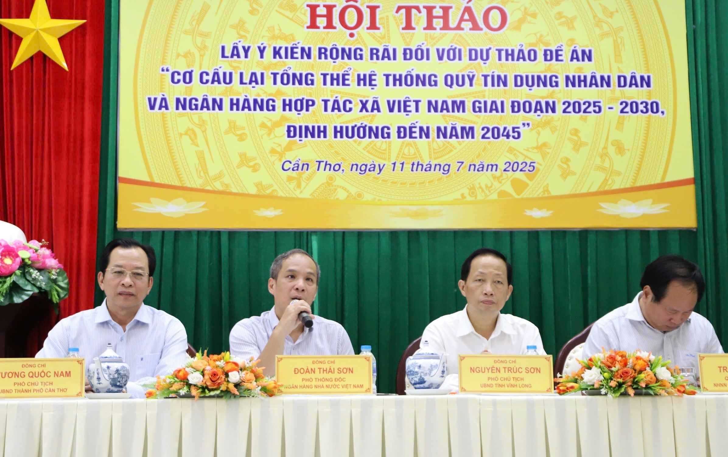 Phó Thống đốc Đoàn Thái Sơn đang phát biểu chỉ đạo điều hành Hội thảo tại điểm cầu Cần Thơ