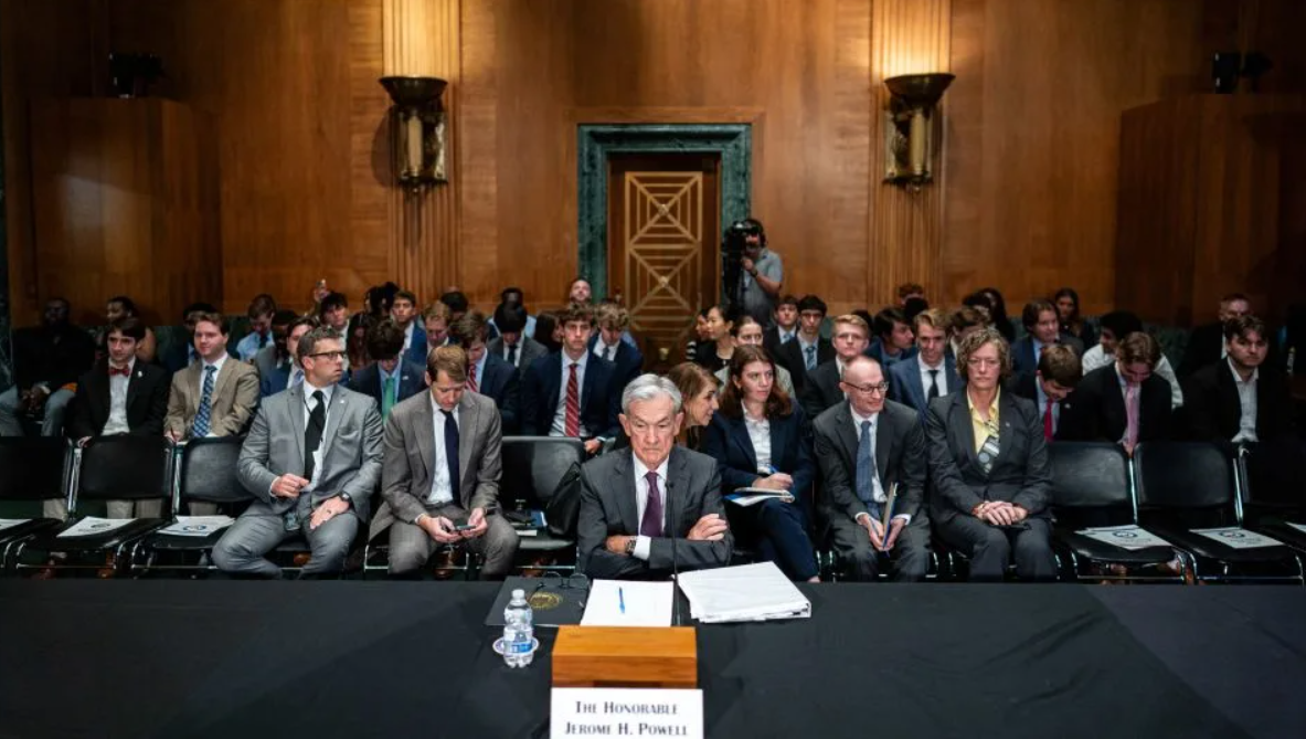 Jerome Powell, chủ tịch Cục Dự trữ Liên bang Hoa Kỳ, ở giữa, trong phiên điều trần của Ủy ban Ngân hàng, Nhà ở và Đô thị Thượng viện tại Washington, DC vào ngày 25 tháng 6. - Al Drago/Bloomberg/Getty Images