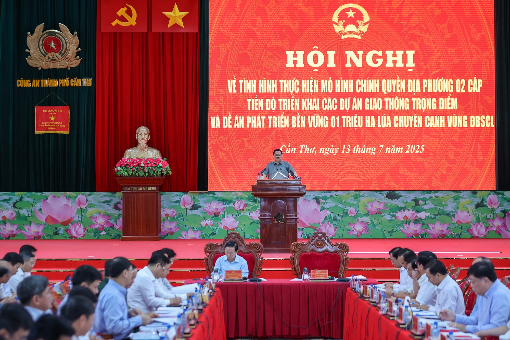 Thủ tướng đặc biệt nhấn mạnh, những tháng còn lại của năm 2025 các cơ quan, đơn vị, địa phương cần củng cố, tăng cường đoàn kết, thống nhất hơn nữa để vượt qua chính mình, góp phần đạt toàn bộ các mục tiêu đã đề ra trong năm 2025 và cả nhiệm kỳ - Ảnh: VGP