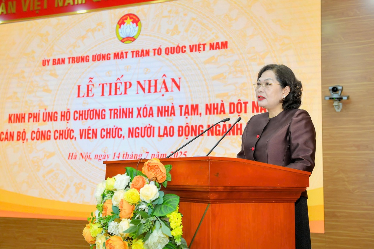 Ngành Ngân hàng ủng hộ 82 tỷ đồng, chung tay xóa nhà tạm, nhà dột nát Ngành Ngân hàng ủng hộ 82 tỷ đồng, chung tay xóa nhà tạm, nhà dột nát