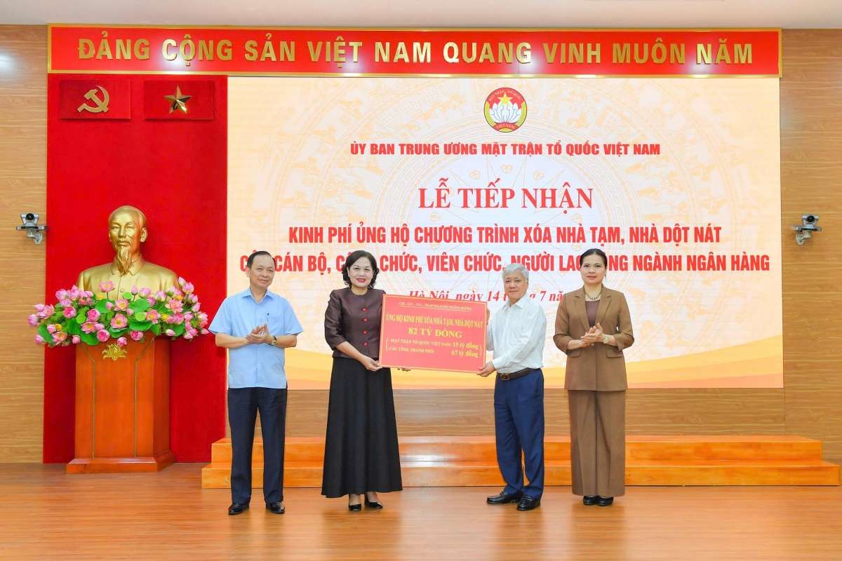 Ngành Ngân hàng ủng hộ 82 tỷ đồng, chung tay xóa nhà tạm, nhà dột nát Ngành Ngân hàng ủng hộ 82 tỷ đồng, chung tay xóa nhà tạm, nhà dột nát
